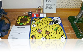 Die Schülerinnen und Schüler des Mittelkurses entwickelten mit viel Kreativität und Spaß im Projekt „Werken/Spiel“ Brettspiele für „Menschen mit Behinderung“