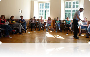 das Bild zeigt teilnehmer der ersten gemeinsamen Mentorenweiterbildung für Heilerziehungs- und Altenpfleger